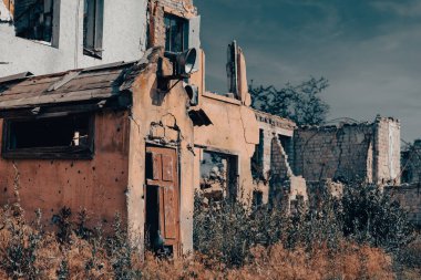 Rusya ile Ukrayna 'da savaşan insanlar olmadan terk edilmiş bir şehirde evleri yıktılar.