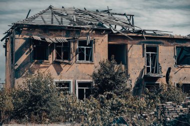Rusya ile Ukrayna 'da savaşan insanlar olmadan terk edilmiş bir şehirde evleri yıktılar.