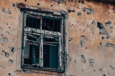 Ukrayna 'daki hasarlı bir ev savaşının boş pencereleri