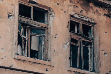 Ukrayna 'daki hasarlı bir ev savaşının boş pencereleri