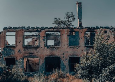 Rusya ile Ukrayna 'da savaşan insanlar olmadan terk edilmiş bir şehirde evleri yıktılar.