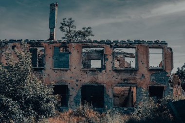 Rusya ile Ukrayna 'da savaşan insanlar olmadan terk edilmiş bir şehirde evleri yıktılar.