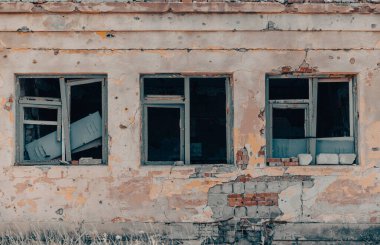 Ukrayna 'daki hasarlı bir ev savaşının boş pencereleri