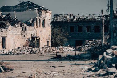 Rusya ile Ukrayna 'da savaşan insanlar olmadan terk edilmiş bir şehirde evleri yıktılar.