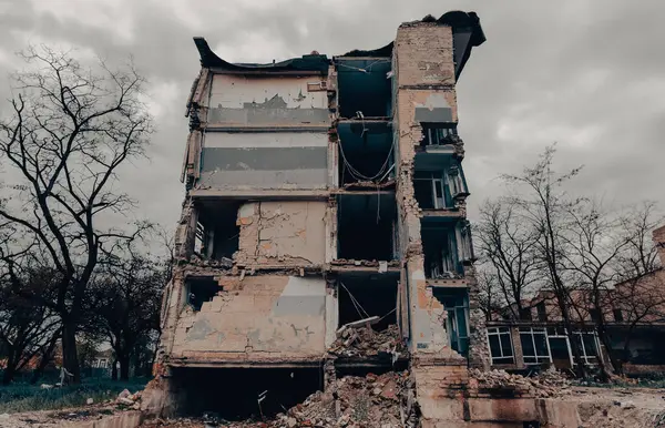 Ukrayna 'da okul inşa savaşını yok etti