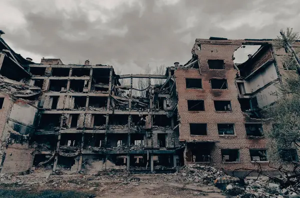 Ukrayna 'da okul inşa savaşını yok etti