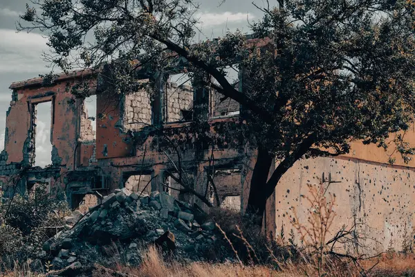 Rusya ile Ukrayna 'da savaşan insanlar olmadan terk edilmiş bir şehirde evleri yıktılar.