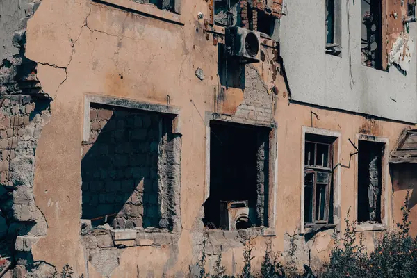Rusya ile Ukrayna 'da savaşan insanlar olmadan terk edilmiş bir şehirde evleri yıktılar.
