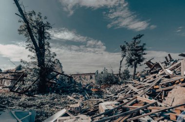 Ukrayna 'daki savaş sırasında şehirdeki evleri yakıp yıktılar.