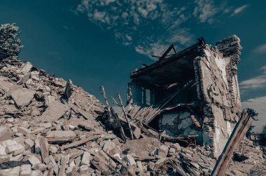 Ukrayna 'daki savaş sırasında şehirdeki evleri yakıp yıktılar.