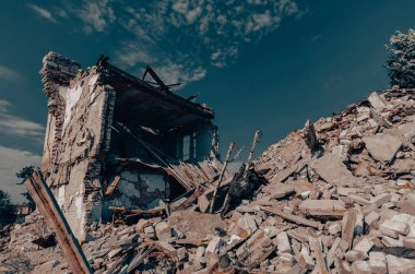 Ukrayna 'daki savaş sırasında şehirdeki evleri yakıp yıktılar.