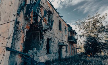 Ukrayna 'daki savaş sırasında şehirdeki evleri yakıp yıktılar.