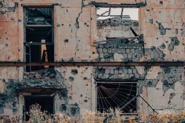 Rusya ile Ukrayna 'da savaşan insanlar olmadan terk edilmiş bir şehirde evleri yıktılar.