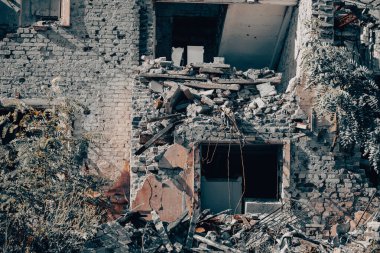 Rusya ile Ukrayna 'da savaşan insanlar olmadan terk edilmiş bir şehirde evleri yıktılar.
