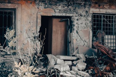 Rusya ile Ukrayna 'da savaşan insanlar olmadan terk edilmiş bir şehirde evleri yıktılar.