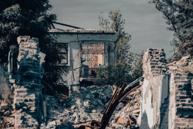 Rusya ile Ukrayna 'da savaşan insanlar olmadan terk edilmiş bir şehirde evleri yıktılar.
