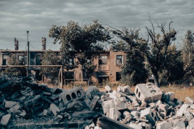 Rusya ile Ukrayna 'da savaşan insanlar olmadan terk edilmiş bir şehirde evleri yıktılar.