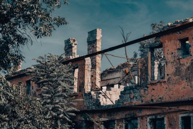 Rusya ile Ukrayna 'da savaşan insanlar olmadan terk edilmiş bir şehirde evleri yıktılar.