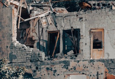 Rusya ile Ukrayna 'da savaşan insanlar olmadan terk edilmiş bir şehirde evleri yıktılar.