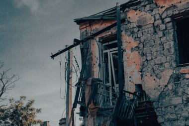 Rusya ile Ukrayna 'da savaşan insanlar olmadan terk edilmiş bir şehirde evleri yıktılar.