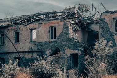 Rusya ile Ukrayna 'da savaşan insanlar olmadan terk edilmiş bir şehirde evleri yıktılar.