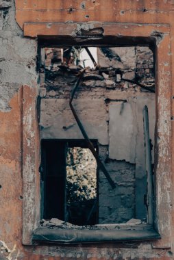 Ukrayna 'daki savaş sırasında yıkılmış bir evin boş penceresi