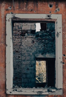 Ukrayna 'daki savaş sırasında yıkılmış bir evin boş penceresi