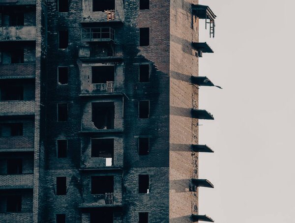 разрушенные и сожженные дома в городе во время войны на Украине