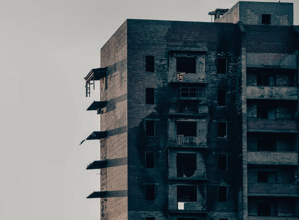 разрушенные и сожженные дома в городе во время войны на Украине