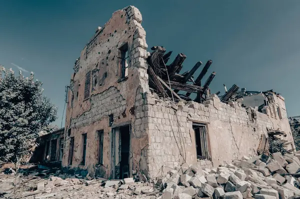 Ukrayna Daki Savaş Sırasında Şehirdeki Evleri Yakıp Yıktılar Telifsiz Stok Imajlar