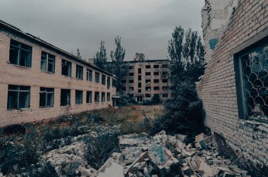 Ukrayna 'da harap olmuş bir okulda.