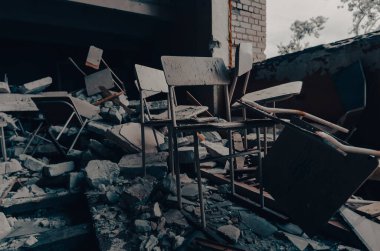 Ukrayna 'da harap olmuş bir okulda.