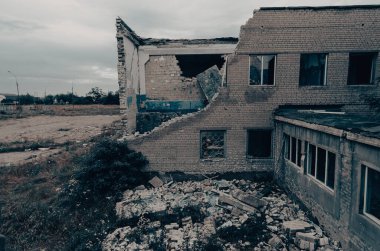 Ukrayna 'da harap olmuş bir okulda.