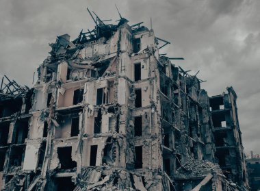 Ukrayna 'daki savaş sırasında şehirdeki evleri yakıp yıktılar.
