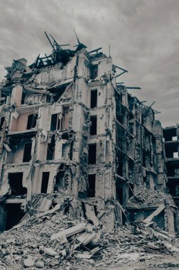 Ukrayna 'daki savaş sırasında şehirdeki evleri yakıp yıktılar.