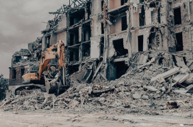 Ukrayna 'daki savaş sırasında şehirdeki evleri yakıp yıktılar.