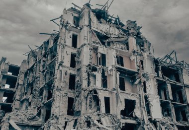 Ukrayna 'daki savaş sırasında şehirdeki evleri yakıp yıktılar.
