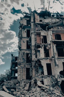 Ukrayna 'daki savaş sırasında şehirdeki evleri yakıp yıktılar.