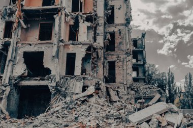Ukrayna 'daki savaş sırasında şehirdeki evleri yakıp yıktılar.