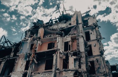 Ukrayna 'daki savaş sırasında şehirdeki evleri yakıp yıktılar.