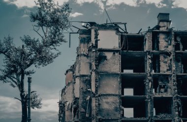 Ukrayna 'daki savaş sırasında şehirdeki evleri yakıp yıktılar.