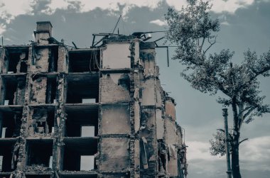 Ukrayna 'daki savaş sırasında şehirdeki evleri yakıp yıktılar.