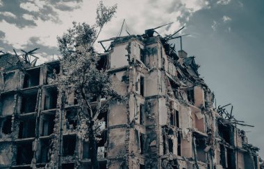 Ukrayna 'daki savaş sırasında şehirdeki evleri yakıp yıktılar.
