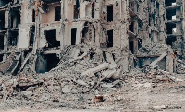 Ukrayna 'daki savaş sırasında şehirdeki evleri yakıp yıktılar.