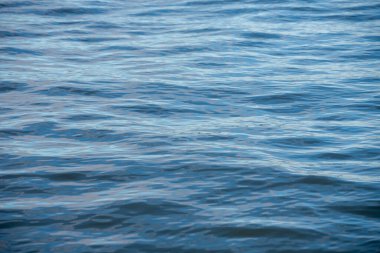 Küçük dalgalı mavi nehir suyu deseni