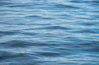 Küçük dalgalı mavi nehir suyu deseni