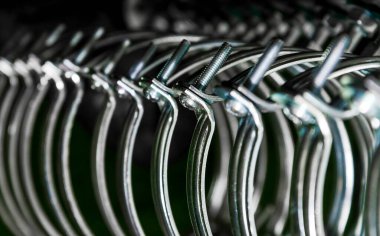 özdeş bağlayıcı demir cıvata soyut karanlık teknoloji arka planı tekrarlanıyor