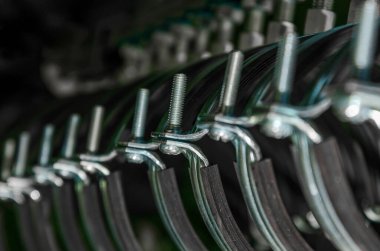 özdeş bağlayıcı demir cıvata soyut karanlık teknoloji arka planı tekrarlanıyor