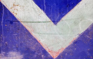 Mavi desenli eski beton duvar. Yaklaş.