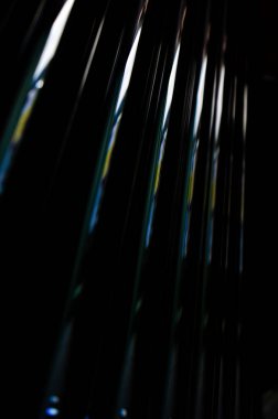 Parlak metalik çizgiler desenli soyut siyah arkaplan